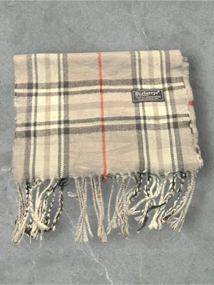 Burberry scarf/halsduk  - Säljer en burberry scarf/halsduk i färgen grå, Skick:8/10,Pris:349, självklart äkta, vid frågor eller funderingar är de bara och höra av sig ‼️