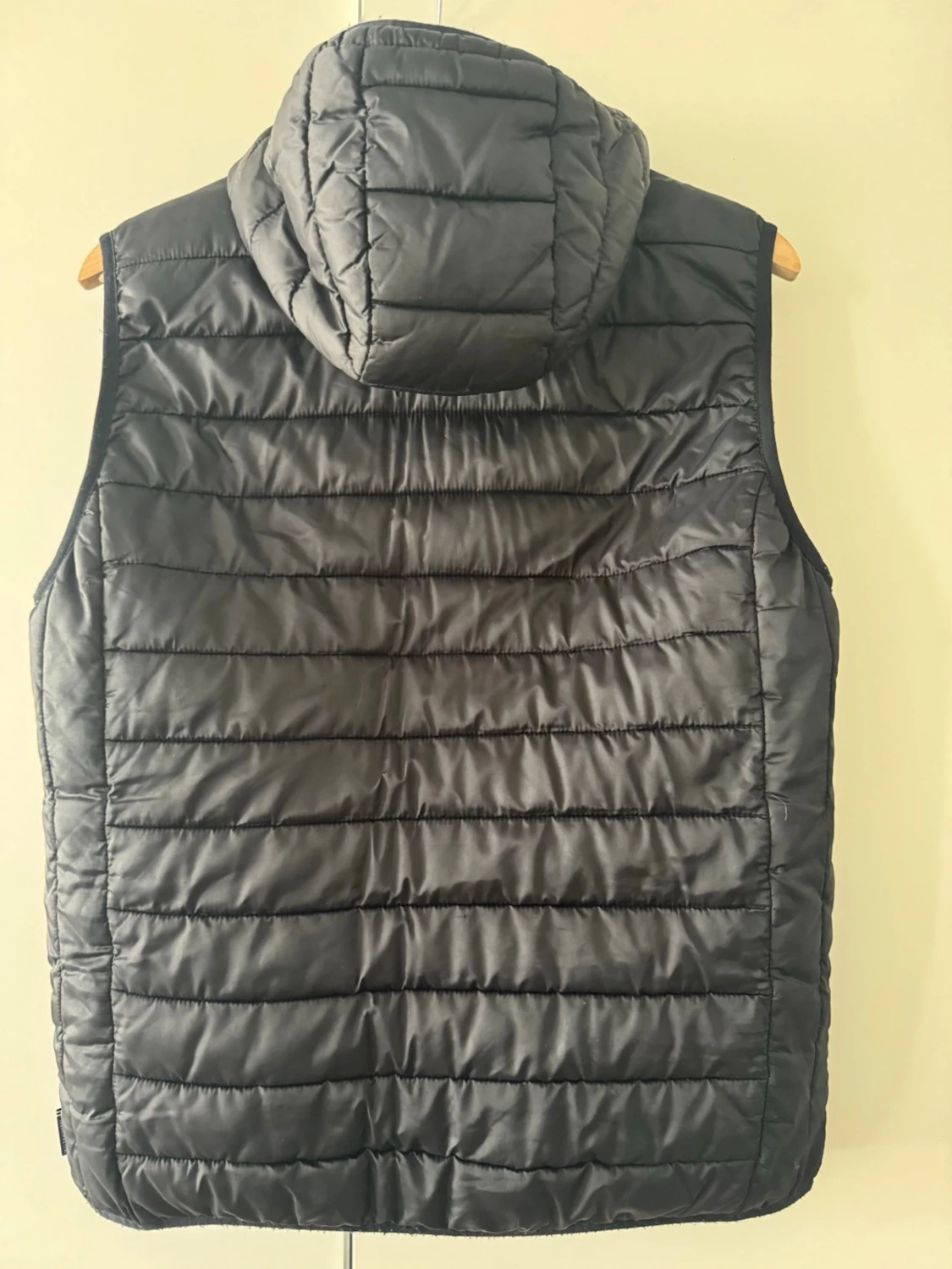 Svart dunväst från Barbour med luva - 1