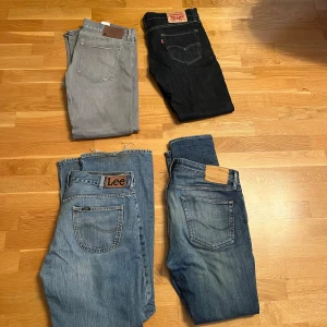 Stort paket Levi's och Lee jeans - Säljer några par jeans från Levi's, Lee, Jack & Jones, EDC, hm, East west, Tommy hilfiger i olika blå och grå tvättar. Alla är i jeansmaterial och har snygga detaljer som läderpatch och röda Levi's-taggen. Storlekarna varierar mellan 32-34 och 36.                                                                      Hör av dig om du vill ha fler bilder på några jeans och kom med prisförslag!!