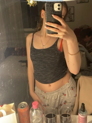 Svart linnetopp från H&M Basic - Säljer en svart linnetopp från H&M  det är en träningslinne som är jättebra att träna med!