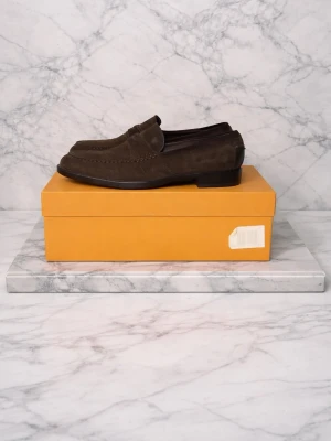 Bruna mockaloafers från Tod's - Säljer ett par helt nya aldrig använda loafers från det klassiska märket tod’s. Priset går att diskutera och ny värde på dessa är ca 7000 tusen. Hör gärna av er vid frågor 🙌