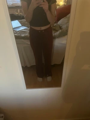 Mörkröda mjukisbyxor  - Säljer ett par mörkröda mjukisbyxor . Byxorna har en loose passform och är långa i modellen. Perfekta för chill dagar och riktigt sköna att ha på sig. Färgen är djup och snygg, och materialet känns mjukt mot huden.