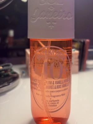 Brazilian Crush Cheirosa 40 Mist - Fräsch och trendig body mist med noter av black amber, plommon och vaniljträ. Perfekt för både hår och kropp. Volym: 240 ml. Ingredienser: Alcohol Denat., Aqua (Water), Parfum (Fragrance). Nästan helt oanvänd.