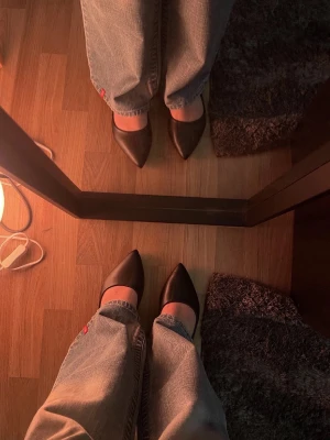 Svarta klackar med spetsig tå - Svarta låga klackar med spetsig tå, osäker på märket 🤷‍♀️Storlek 38 men passar även 39