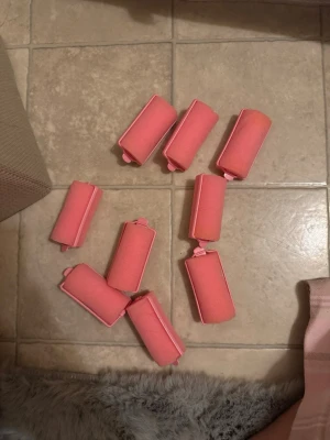 Rosa hårspolar i mjukt skum - Säljer ett set med rosa hårspolar i mjukt skummaterial. Perfekta för att skapa volym och lockar utan värme. Lätta att använda och bekväma att sova med. Passar både kort och långt hår.