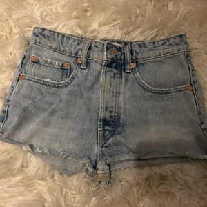 Ljusblå jeansshorts - Ljusblå jeansshorts från Zara. Jättesnygga o jättebra skick!  Midjemått: 34cm