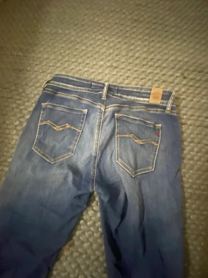 Blå Replay bootcut jeans, storlek 28 - Sönder dessa super snygga replay jeans.  De är omsydda men inget som syns jätte mycket. Hör av vid frågor 