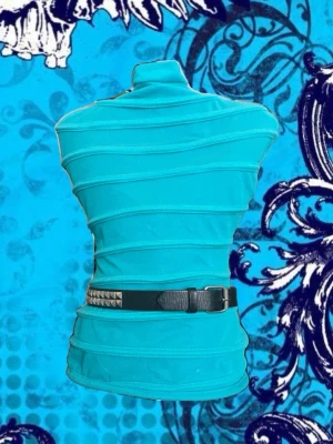 Nitbälte - Snyggt nitbälte 80 cm. Rämmen är lite sliten (se i bild 3) men syns inte när bältet sitter på och går att limma om man vill.