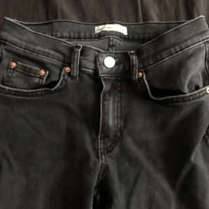 svarta low waist jeans - Svarta jeans från Perfect Jeans (gina tricot) i storlek 36. Klassisk femficksmodell med knapp och dragkedja framtill. Jeansen har en rak passform och är tillverkade i mjukt denimtyg med snygga detaljer vid fickorna. Perfekt för dig som gillar stilrena och enkla jeans.