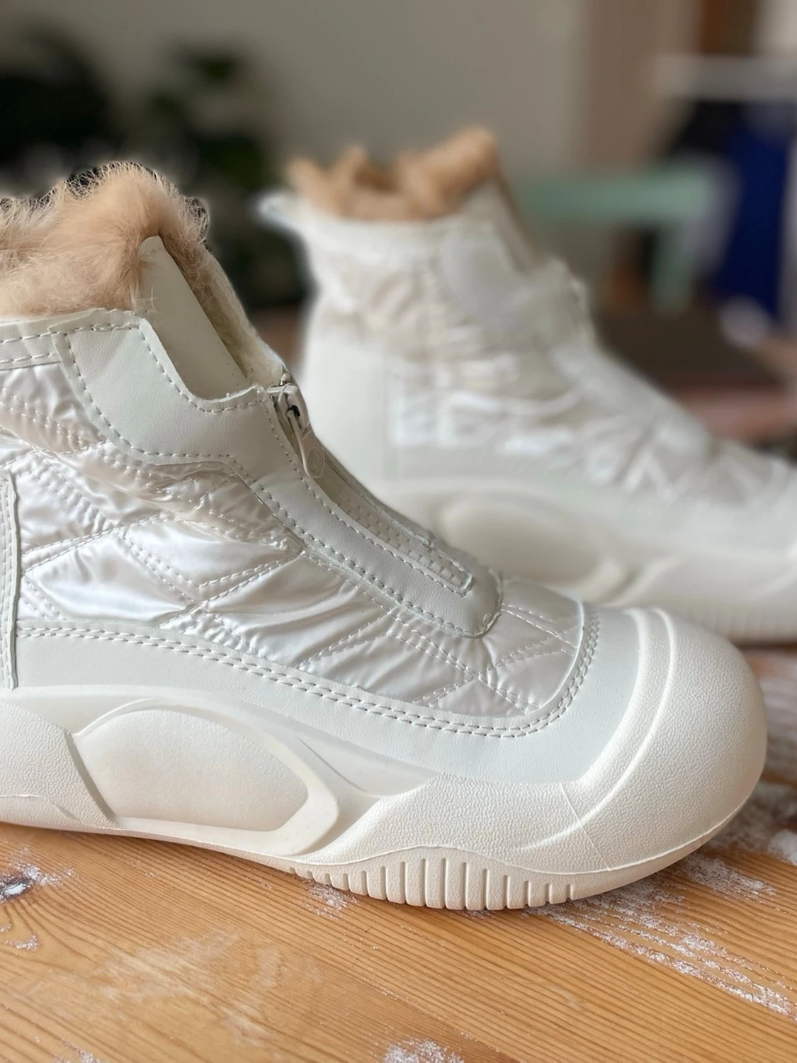 Vita moon boots med fuskpäls