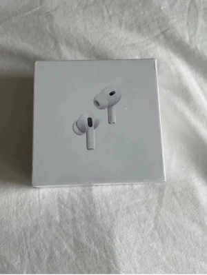  Helt nya aiiir pods 2 pro  oööpnad får ni -  Helt nya aiiir pods 2 pro  oööpnad får ni de ingår papper och usbkabel laddare alltså och den har många funktioner tex om du har iPhone kopplar du den direkt kommer den registreras i hitta appen så du kan spåra den så den ej blir borta osv och ni kan kolla serienummer för bevis till äkta