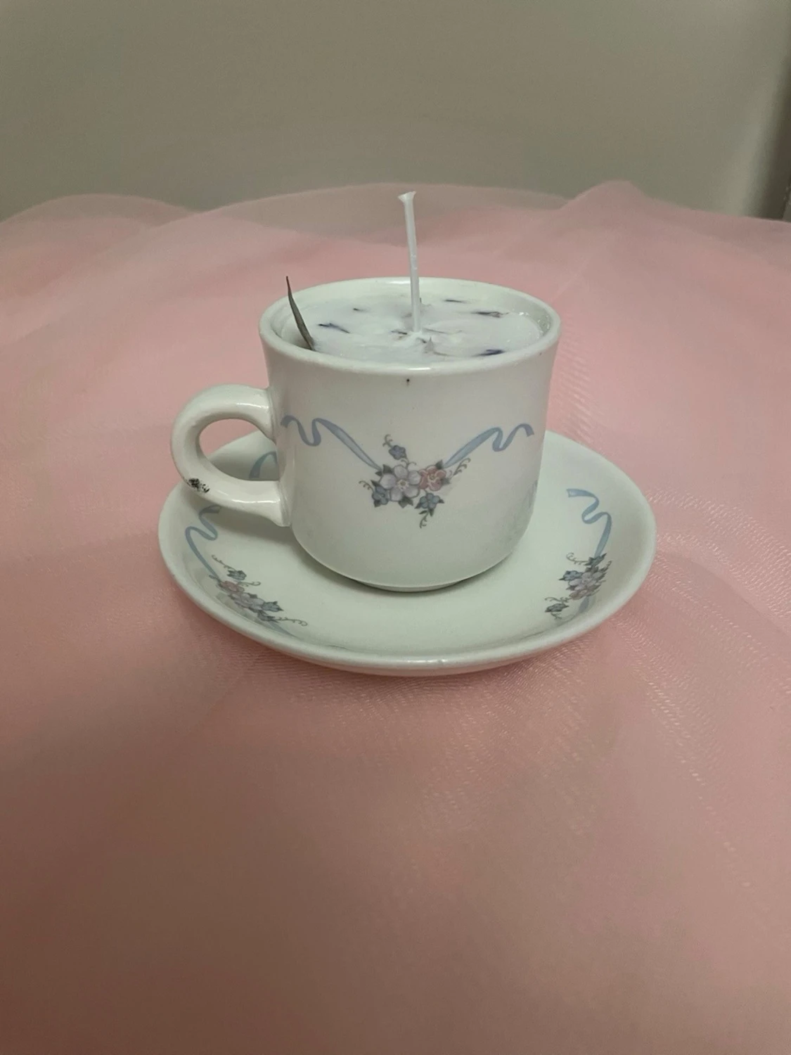 Doftljus av vaniljdoft i en vit tekopp med blommor och blåa streck nr 1 