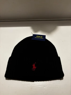 Snygg mössa från Ralph lauren - Perfekt snygg mössa nu för vintern! Lite tjockare mössa än en Ralph Beanie