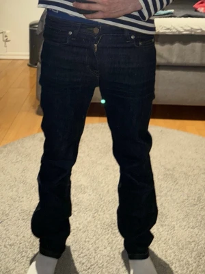 Jeans blå xs Filippa K - Snygga blå jeans i storlek XS från Filippa K. klassisk framfickedesign och passar till alla möjliga sorters plagg.