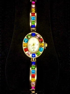 Quartz Étoile Multicolore *Helt ny* - Quartz Étoile Multicolore – elegant klocka med guldfärgad boett och färgstarka detaljer som ger ett stilrent men iögonfallande intryck. Passar lika bra till vardags som till fest och är enkel att matcha med olika outfits. En perfekt accessoar för dig som vill addera en lyxig touch till din stil.