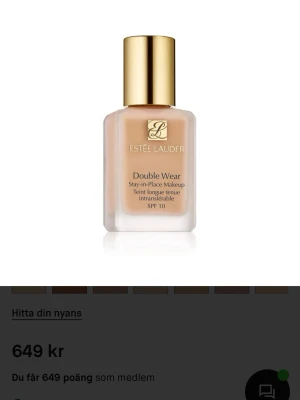 Estée Lauder Double Wear Foundation  1W2 sand - Estée Lauder Double Wear Stay-in-Place Foundation med SPF 10. Kommer i en frostad glasflaska med svart lock. Flytande foundation i en ljus beige nyans, känd för sin långvariga täckning och matta finish.