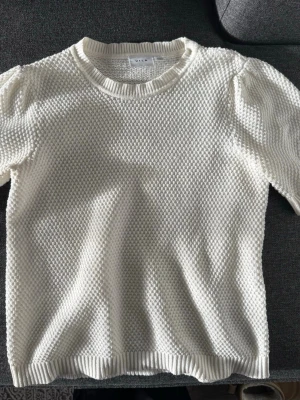Vit stickad topp från VILA - Säljer en vit grovstickad topp från VILA i storlek M. Inte mycket använd och i väldigt fint skick! Säljer eftersom den är för liten🩷🩷