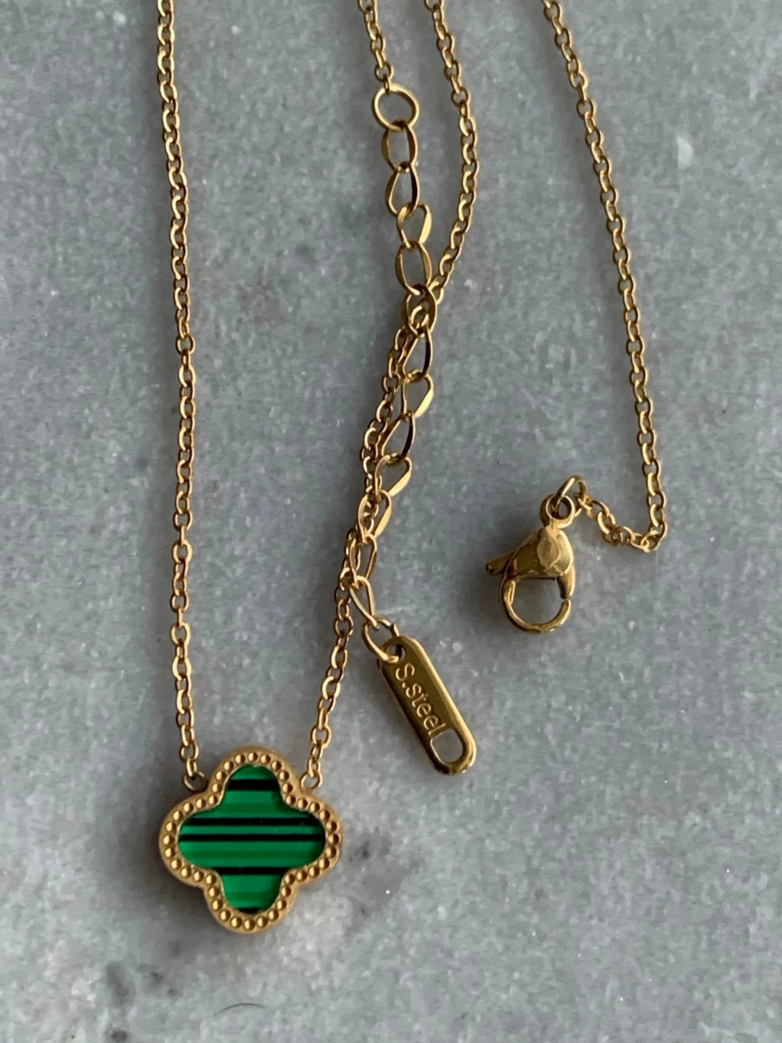 Grönrandig klöverhalsband i guldfärg  - 3