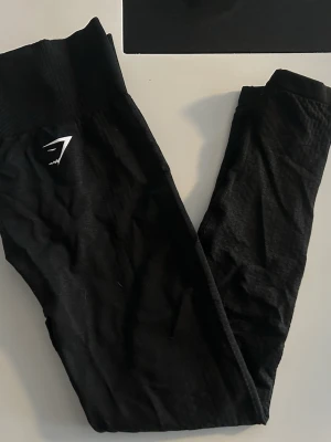 Tränings tights från gymshark  - Fina tränings tights från gymshark. Sydda i sömmen på rumpan då de började bli lite nötta så valde att sy i för att de inte skulle bli hål. Inget som syns från utsidan och inte när man har på sig dom. Sömmen är rejäl sicksack söm så sitter bra. Lappen med storlek har jag klippt bort men passar mig som har S 😊