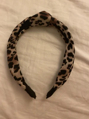 Leopardmönstrad hårband - Säljer ett Diadem för 10kr