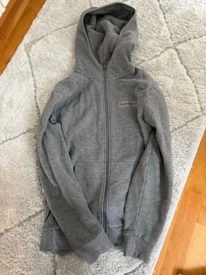 Kofta med dragkedja från Peak performance  - Kofta från peak performance som är i väldigt bra skick 