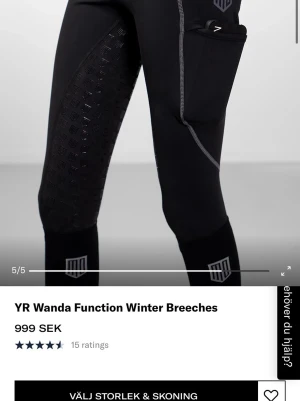 Fodrade maya delorez ridtightd - De är stretchiga ridtights från maya delorez. De är supersköna och gosiga inuti vilket hör att de håller värmen bättre nu i vinter. De har hög midja och är skodda. De har även mobilficka. De är nästan helt oanvända och säljs därför lite dyrare eftersom de även kostar rätt mycket. Skriv om ni vill ha egna bilder❤️