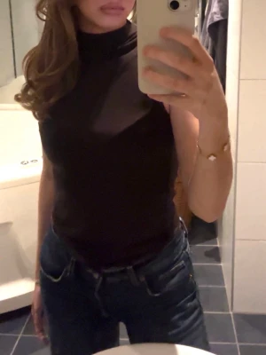 Massimo dutti topp - Brun tunn topp från Massimo dutti, köpt i deras butik för 500kr. Använd ett fåtal gånger, som i nyskick. Storlek S