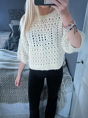 Stickad kortärmad tröja  - Stickad tröja med korta ärmar, slutsåld från Zara 