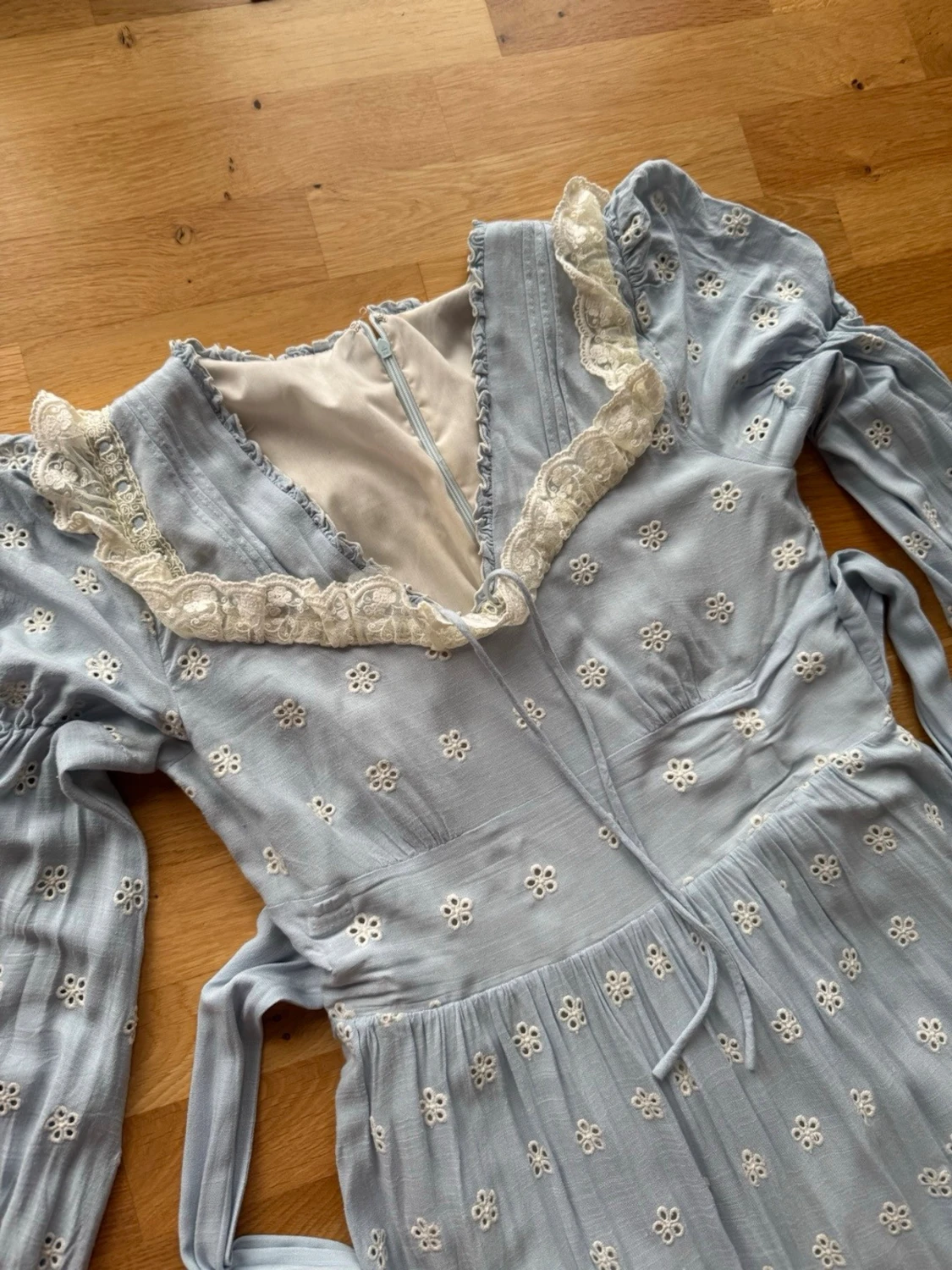 Ljusblå långklänning med spetsdetaljer från Lacemade - 3