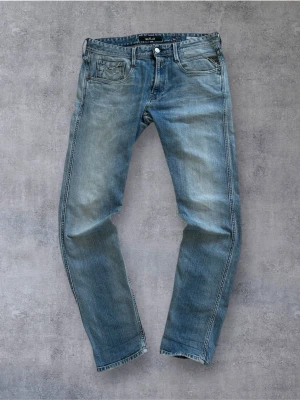 Blåa Replay Anbass Slim Jeans - Säljer nu ett par Replay Anbass jeans i blå tvätt. Jeansen är i mycket bra skick och sparsamt använda. Anbass är slim fit! |  Storlek: W32/L32 (normal i storleken) | Skick: Mycket bra skick!🤝| Färg: Blå | Märke: Replay | Modell: Anbass |  Hör gärna av dig vid frågor så svarar jag så fort jag kan! 😁|  