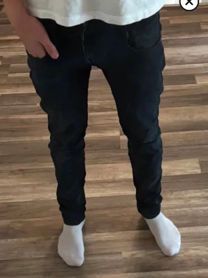 Svarta Replay Anbass Jeans - Säljer nu ett par stil rena Replay jeans. | Jeansen är i modell anbass vilket är den mest populära modellen. | Han på bilden är 175. | Skulle säga att de passar på någon som är ifrån 175-183. | Jeansen är i storlek w28 men passar även w29. L30 men är som L32