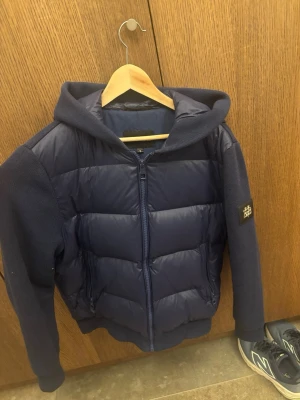 Bvaldi Cardigan - Tjena! Säljer min Cardigan från Bvaldi! Den är i mycket bra skick har bara använts i en vinter!❄️ Säljer den då den är för liten!                                          Den kan även fraktas!📦