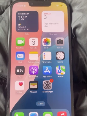 Iphone 16e - Säljer eller bytes en svart IPhone 16e telefon är i ett fint skick utan skador använd i 4 månader  OBS önskas byta mot en annan iPhone modell med pengar i mellan 