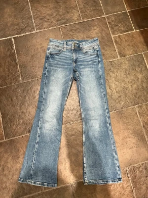 Blå bootcut jeans Gina Tricot 152 - Säljer ett par blå bootcut jeans från Gina Tricot. OBS! Dem finns ej kvar i butik💕