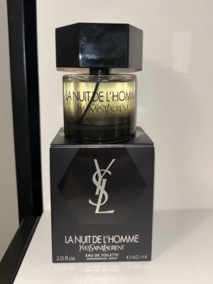 YSL La Nuit De L'Homme 60ml - JeremyFragrance Favorit Parfym! Stilren och populär herrparfym från YSL. Eau de toilette i 60 ml flaska, perfekt storlek för att ta med sig. Snygg design som sticker ut i badrumshyllan.