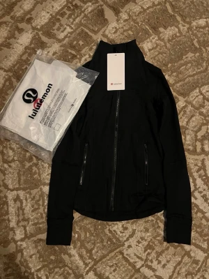 Lululemon define jacka  - Säljer en fin lululemon define jacka som är helt ny och bara testats  hjälper en vän att sälja bort den hör av er om det är något ni undrar 