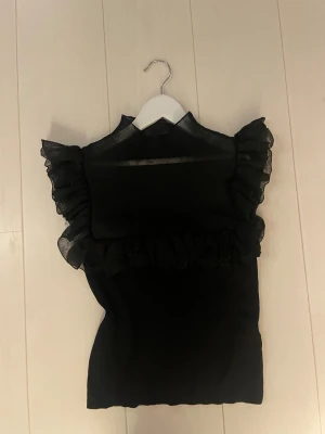 Trendig zara topp  - Säljer denna trendiga topp från zara. Super söt och snygg 