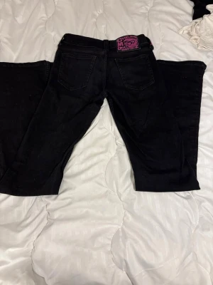 Svarta  Cheap Monday jeans - Svarta jeans från Cheap Monday i storlek 26/32, passar mig bra i längd som är 165. Byxorna har tappat lite färg men de är väldigt vanligt med svarta jeans, o inget man tänker på. Lite slitningar längst nere vid benen