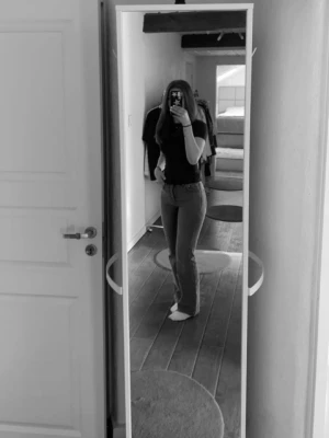 Grå bootcut jeans - Säljer ett par gråa bootcut jeans med klassisk femficksdesign och normal passform. Jeansen har en snygg tvättad look och är tillverkade i mjukt jeanstyg som sitter skönt på benen. Perfekta för dig som gillar en lite vidare siluett nertill.