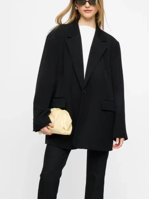Svart oversized blazer - Säljer denna från bikbok, ”biggie blazer” i storlek L/XL. Den är otroligt fin men kom aldrig till användning. Endast testad med lappar kvar💓