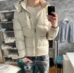 Ny Ralph lauren jacka - Helt ny, inga tecken på användning och tags medföljer! Storlek S sitter som S  och passar dig som är mellan 170-185cm ungefär. Nypris ca 5000kr. Modellen är 185 cm, 75kg. Passar bra nu till kallare dagar! Skriv för mer information!🤝