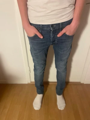 Jack & Jones Jeans  - Tjena! Säljer ett par snygga mörkblåa jack & jones jeans i bra skick.                                                                          Skick: 9/10                                                                      Säljes för: 299kr                                        