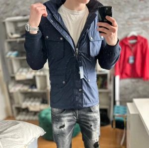 Ny Hackett London Field jacket cardigan - Helt ny, inga tecken på användning och tags medföljer! Storlek S sitter som S och passar dig som är mellan 170-180cm ungefär. Nypris ca 3000kr. Modellen är 185 cm, 75kg. Passar bra nu till våren! Skriv för mer information!🤝 