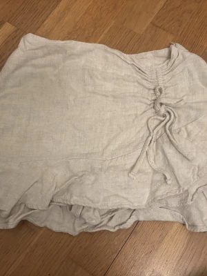 sommar kjol från Stradivarius  - jättefin kjol som tyvärr är för liten. Går att ändra längd på ena sidan(skillnad på bild 1 o 2) Har inbyggda shorts