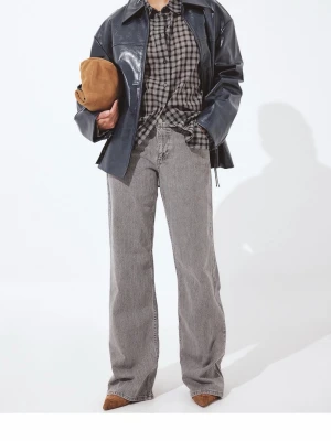 Grå wide jeans från NA-KD, stl 34 - Säljer ett par gråa jeans från NA-KD i storlek 34. De har en rak och wide passform med låg midja och klassisk femficksdesign. Jeansen är tillverkade i denim och har en snygg, lite tvättad look. Perfekta för en chill och trendig stil.