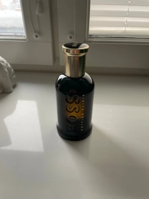 BOSS Bottled Elixir parfym - Stilren och modern parfym från BOSS med elegant design. Flaskan har en lyxig känsla och passar perfekt för dig som vill sticka ut. Texten 'BOTTLED ELIXIR' syns tydligt på flaskan. Perfekt för dig som gillar exklusiva dofter.