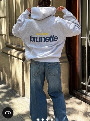 Life is better brunette hoodie - Säljer en supersöt Life is better brunette hoodie i st M från subedued. Den är ny utan prislapp. 