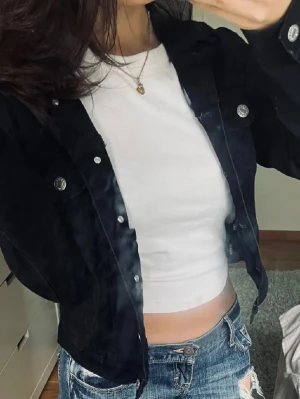 Svart jeans jacka - Jätte fin kort svart jeansjacka perfekt till våren och sommaren💕