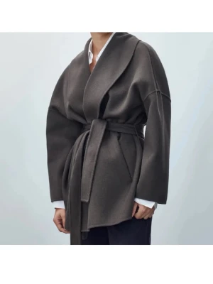 Massimo Dutti Kappa - Säljer min superfina gråa Massimo Dutti kappa i storlek M! Använd flertal gånger men fortfarande i bra skick 🤍🤍🤍🤍