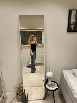 Svart tubtopp från 157 - Säljer en svart tubtopp från 157 i storlek S. Toppen är axelbandslös och har en enkel, stilren design med lätt rynkade sidor. Inga defekter. Hör av er för fler frågor💗💗